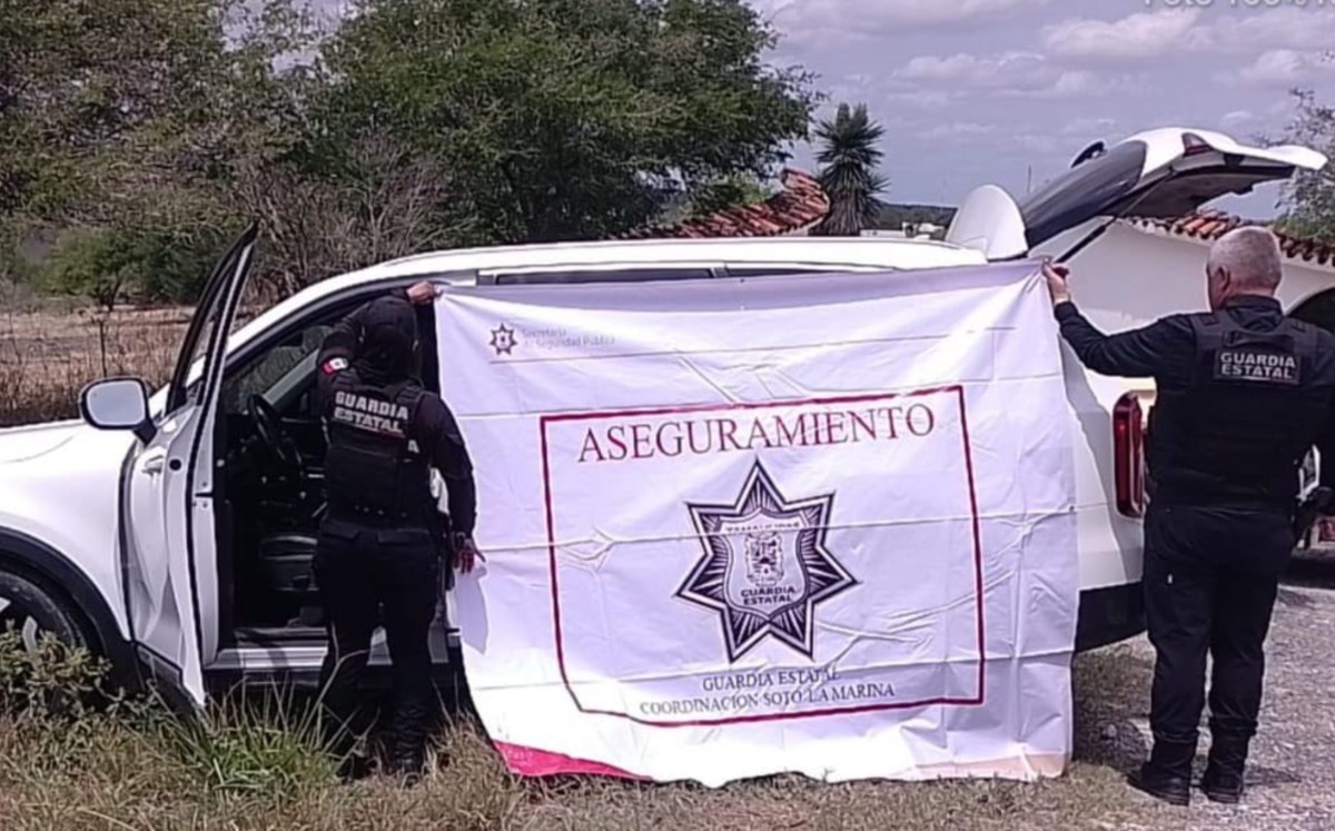 Aseguran camioneta robada y con arma en Soto La Marina.