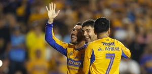 Tigres derrotó a Chivas, líder del torneo, con una gran actuación de Brunetta y Ángel Correa para afianzarse en la zona de Liguilla