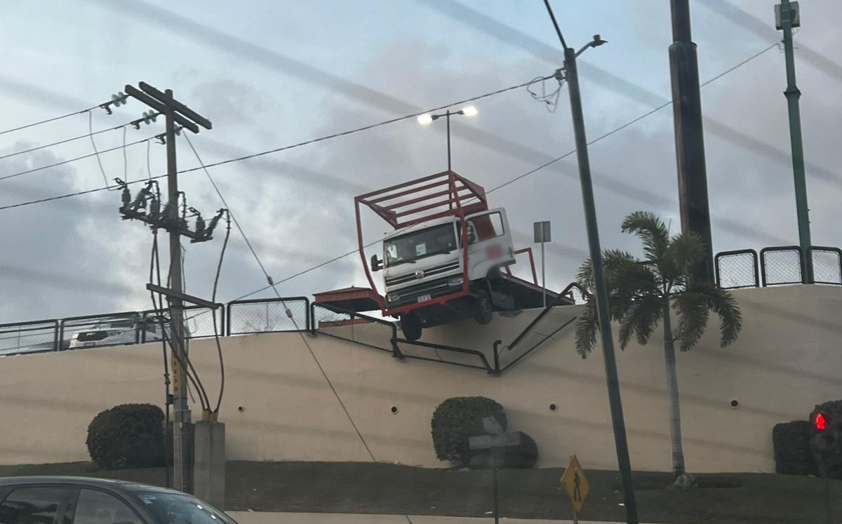 Camión  a punto de caer al bulevar Loma Real