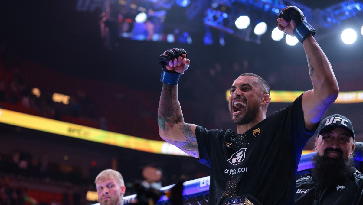 Carlos Ulberg resucita en una pierna y noquea a Procházka en el primer asalto para coronarse en UFC 327 (Reuters)