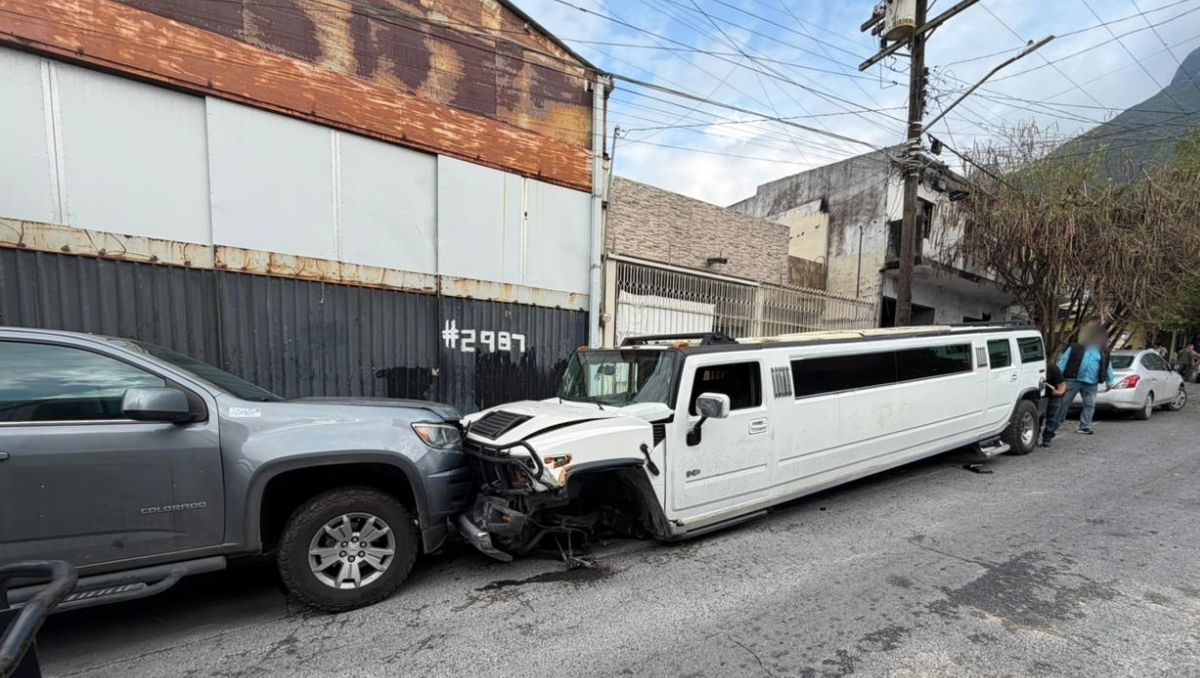 7 vehículos fueron impactados por una limusina en Guadalupe, NL, que presuntamente se quedó sin frenos