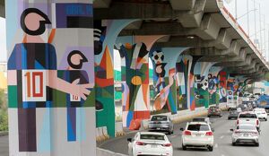 La obra de Asero captura la primera experiencia de un niño en un estadio y la convierte en un relato visual