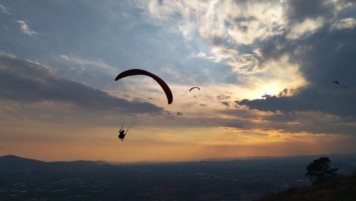 Parapentes vuelan sobre el valle entre Puebla y Atlixco. | Especial