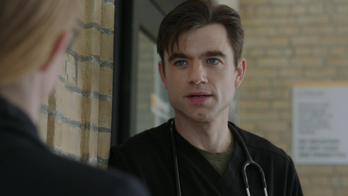 Patrick Ball interpreta al doctor Langdon en 'The Pitt'