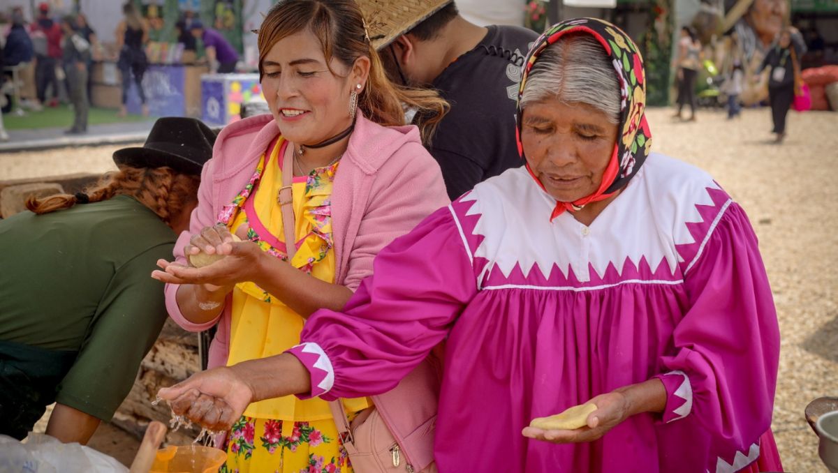 Productores venden directamente alimentos frescos en tianguis comunitarios. | Espcecial