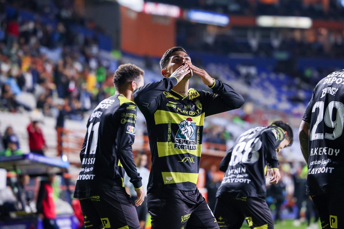 Víctor Guzmán marcó un ‘hat-trick’ para liderar la remontada de Pachuca sobre Santos. |  Imago7