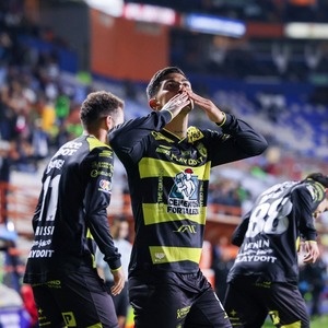 Los guerreros pasaron de anotar al minuto 1 a quedarse con 10 hombres y recibir cuatro goles, incluyendo un ‘hat-trick’ de Víctor Guzmán.