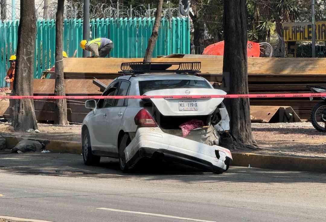 Tráiler fuera de control deja dos muertos en la Zaragoza; embiste base de taxis y huye