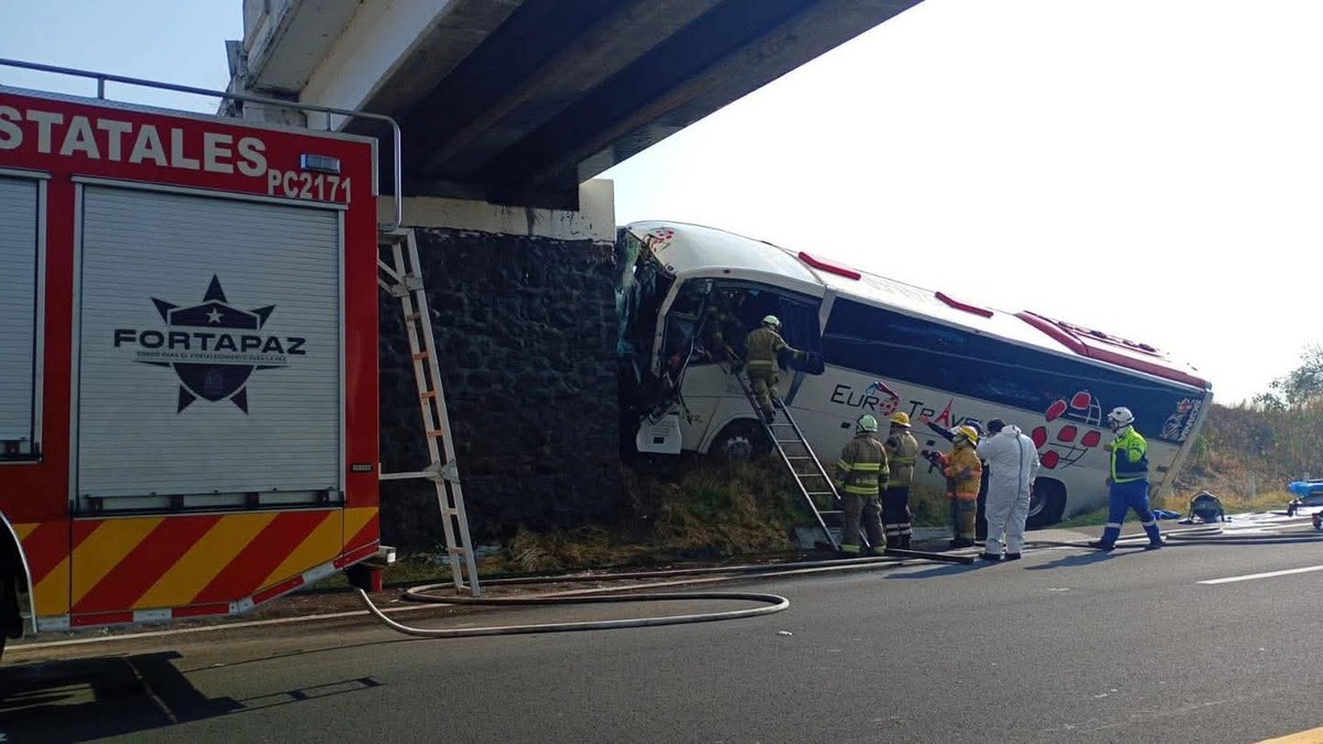 Autobús impacta camión de gas en Copándaro; rescatan a menor prensado