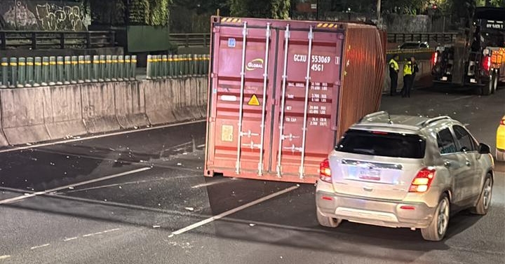 El conductor, de 35 años, resultó lesionado por el impacto, por lo que fue llevado al hospital para su revisión médica. | Especial