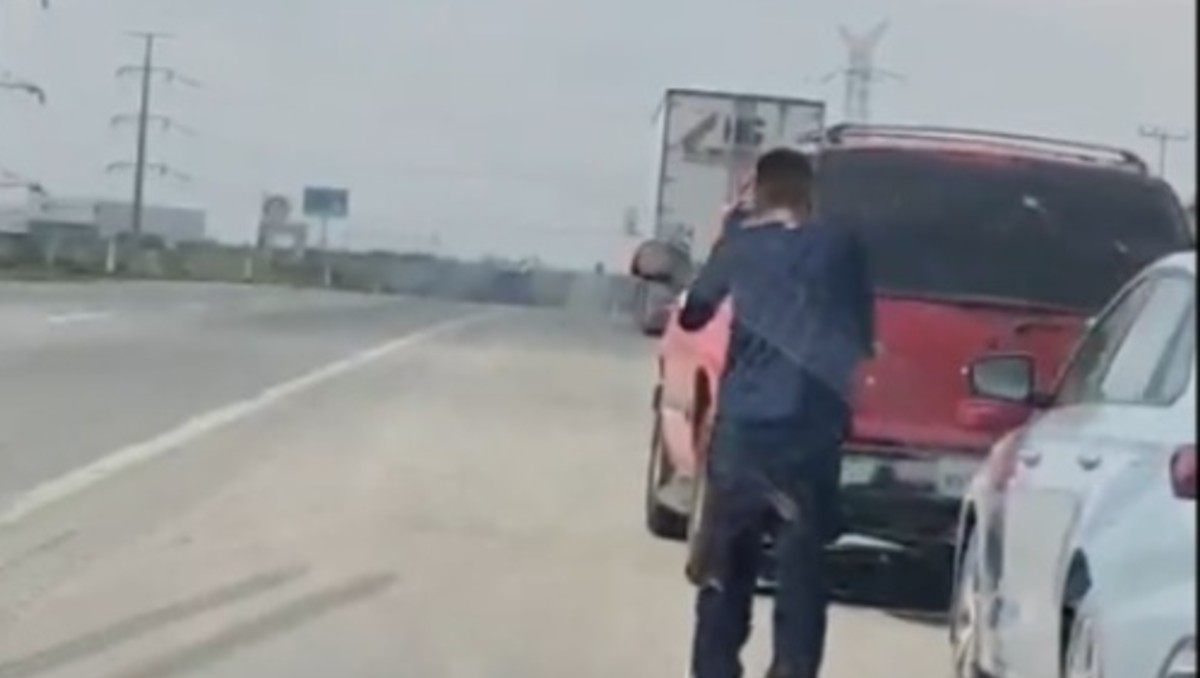 Una familia que iba en otro vehículo logró grabar a los delincuentes. Foto: Especial