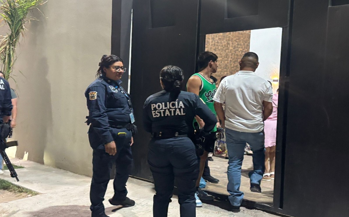 Un hombre intentó huir pero golpeó con la camioneta a la ambulancia. | Foto: Especial