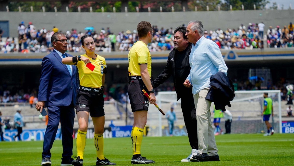Katia Itzel expulsó a Sergio Bueno durante el Pumas vs Mazatlán de la Liga MX (Imago7)
