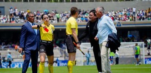 Katia Itzel expulsó a Sergio Bueno durante el Pumas vs Mazatlán de la Liga MX.