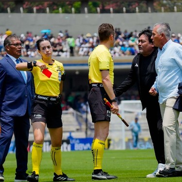 Katia Itzel expulsó a Sergio Bueno durante el Pumas vs Mazatlán de la Liga MX.