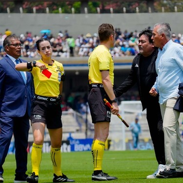 Katia Itzel expulsó a Sergio Bueno durante el Pumas vs Mazatlán de la Liga MX.