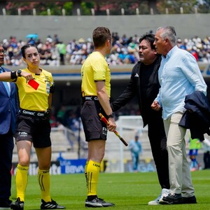 Katia Itzel expulsó a Sergio Bueno durante el Pumas vs Mazatlán de la Liga MX.