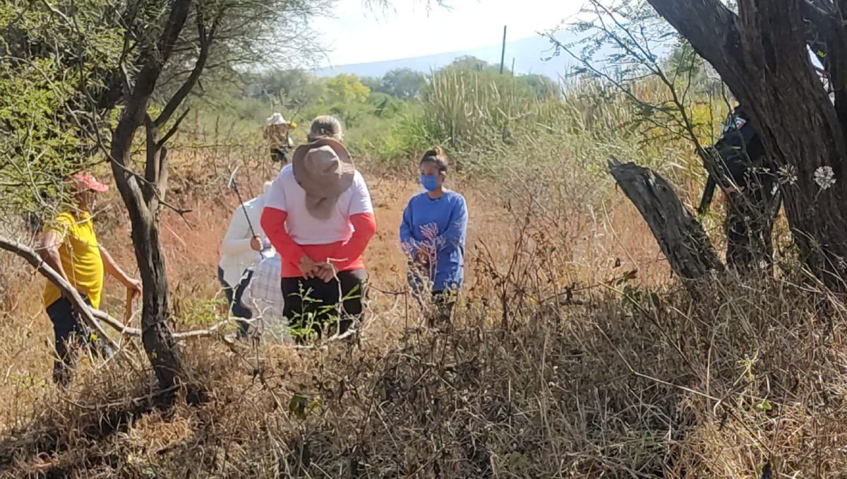 Localizan restos óseos en fosa clandestina de Michoacán.