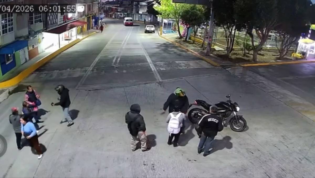 Los motociclistas amagaron a las personas con disparos al aire. Foto: (Especial)