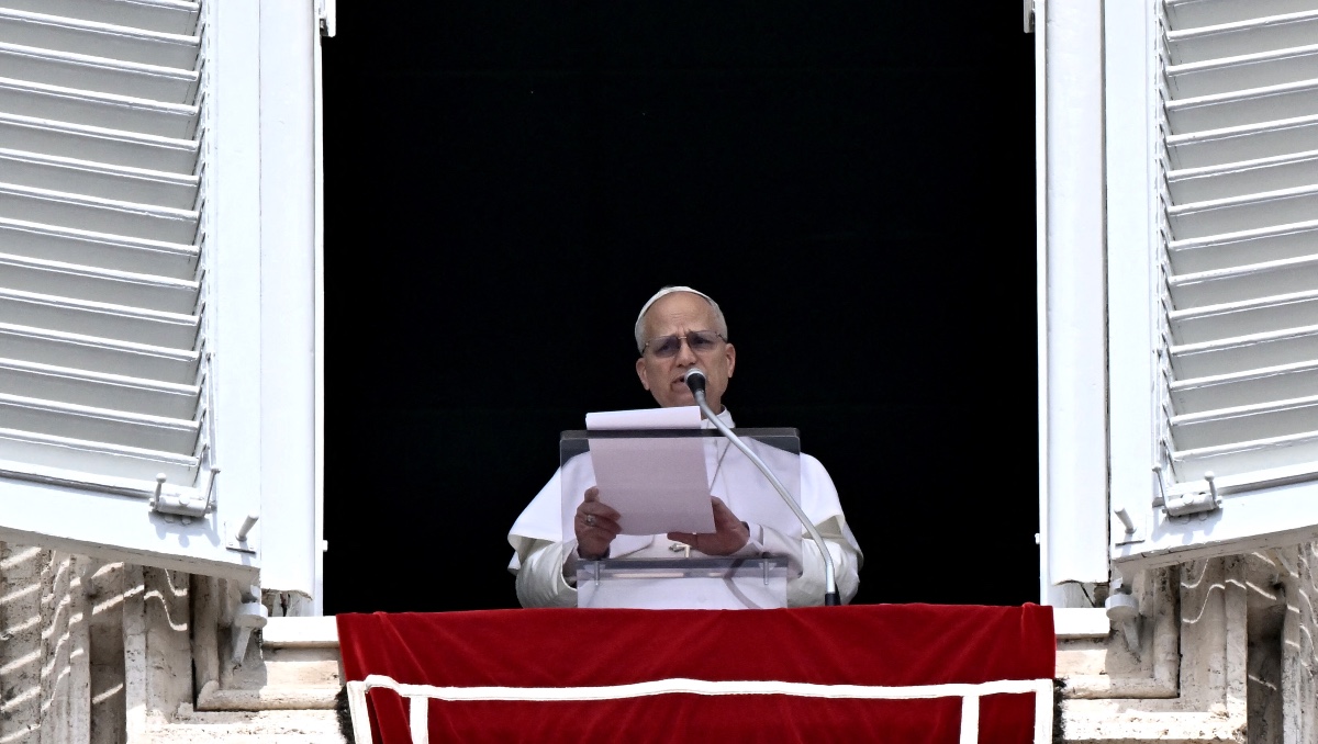 El papa León XIV se dirige a la multitud desde la ventana del palacio apostólico, con vista a la Plaza de San Pedro. | AFP