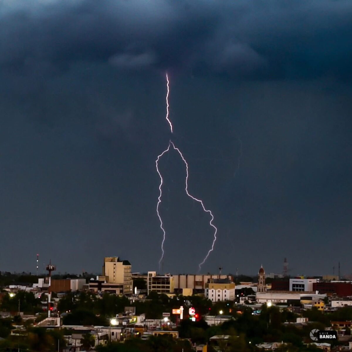 Tormenta electrica en Ciudad Victoria | Foto: Luis Alberto Banda en Facebook