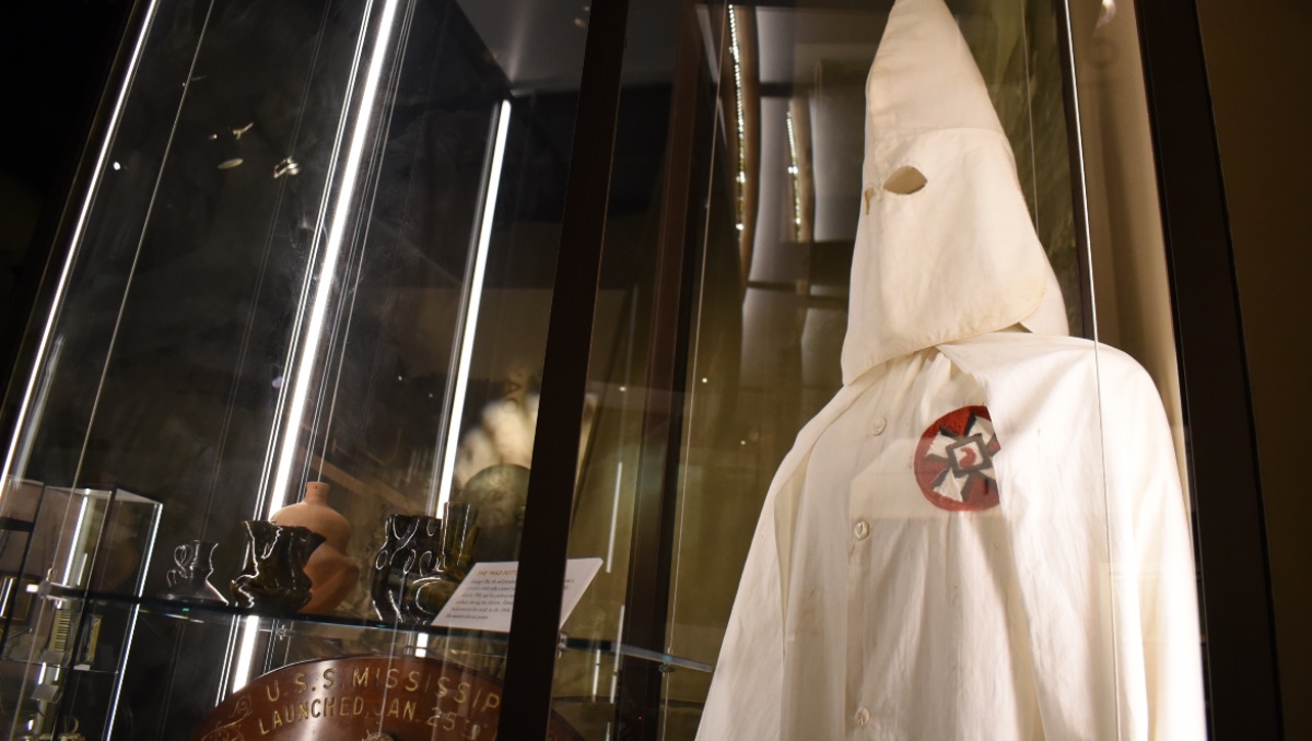 Un traje usado por el grupo racista Ku Klux Klan en el Museo de Historia de Mississippi, en Jackson, Mississippi. | AP