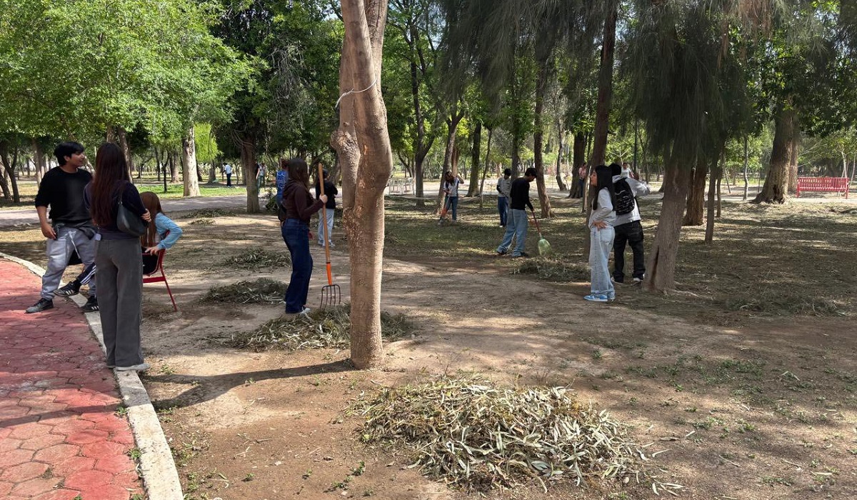 Alumnos en la actividad de limpieza y rehabilitación del Parque Las Auras. (cortesía)