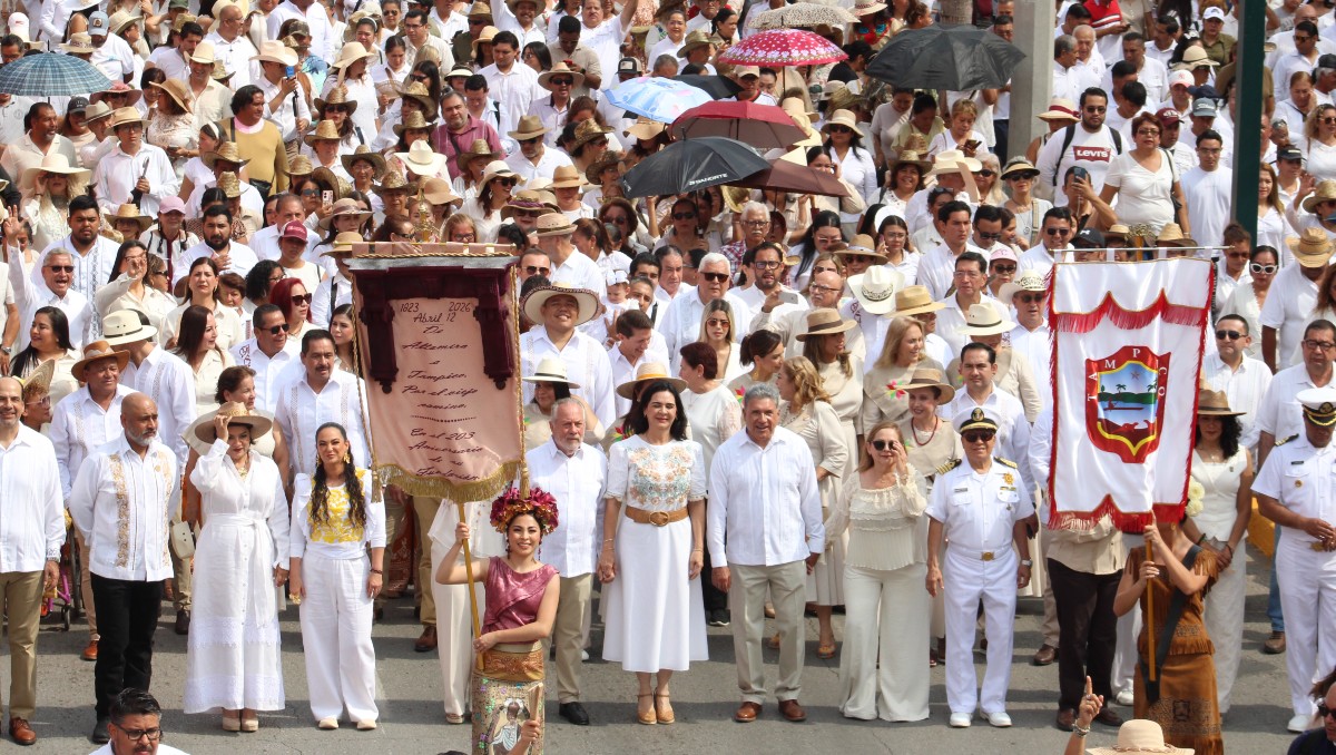 El contingente caminó por la avenida principal hacia el Palacio Municipal. (Yazmín Sánchez)