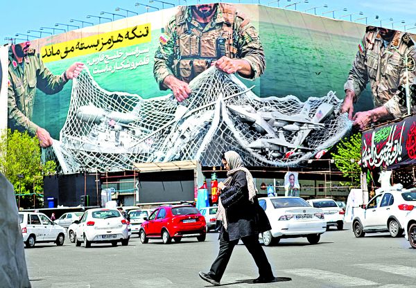 “El estrecho permanece cerrado”, se lee en un anuncio en la Plaza de la Revolución en Teherán. AFP