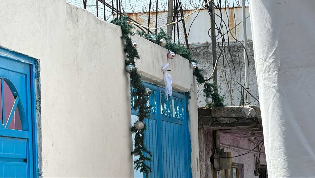 La familia de Henrry colocó un moño blanco afuera de su casa tras la noticia de su muerte. Foto: (Zuleyma García)
