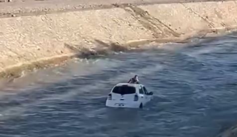 Aunque el hombre salió con vida, su unidad no ha sido recuperada | Cortesía Redes