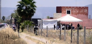 Integrantes del colectivo Guerreros Buscadores de Jalisco permanecieron por casi dos horas bajo un toldo, dialogando con autoridades