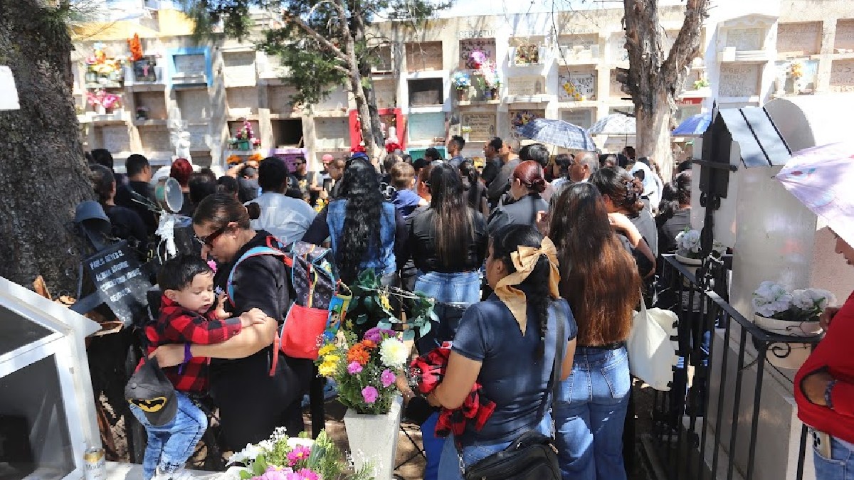 Este lunes se llevó a cabo la misa de cuerpo presente para Abraham Aguilera en la parroquia de Marfil. Foto: Daniela Béjar.