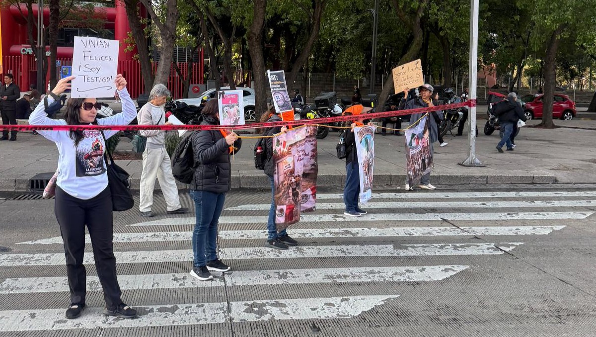 Manifestantes cierran avenida Paseo de la Reforma. | Especial