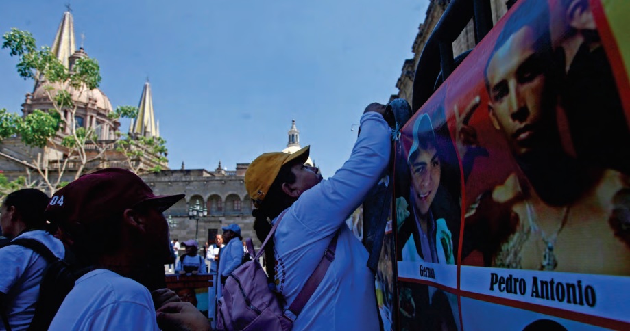 La mayoría son hombres jóvenes captados mediante engaños, normalmente les prometen un empleo. (MILENIO)