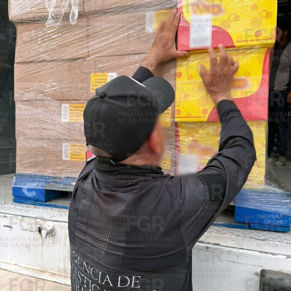 Entre los objetos asegurados, se encuentran mil 602 cajas de dulces Tres inhibidores de señal Cinco antenas cortas para inhibidor. | Especial