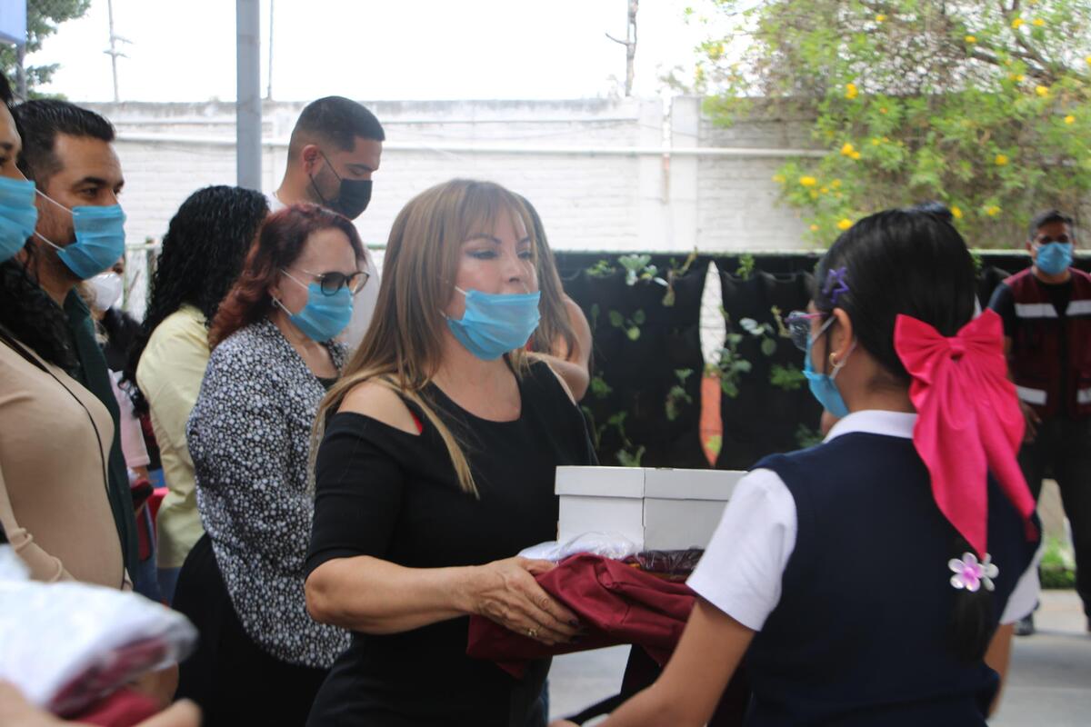 La presidenta municipal de El Salto entregó apoyos a estudiantes. (Cortesía)