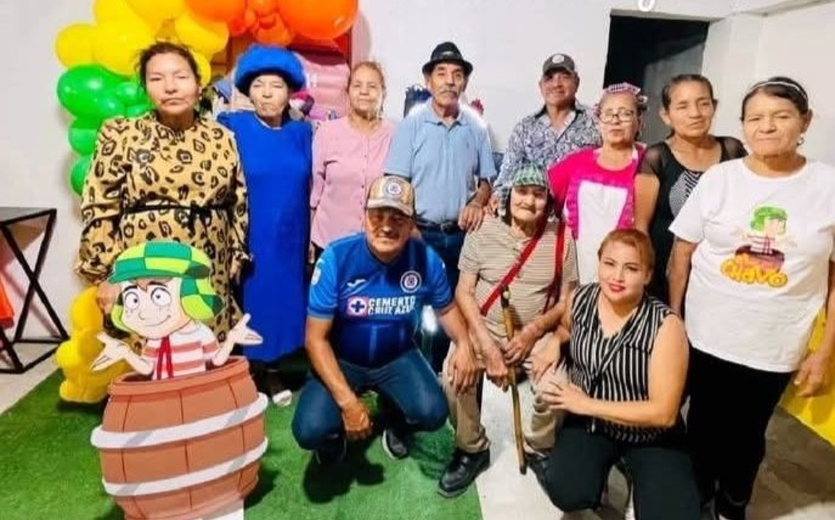 Ricardo Reyes caracterizado de el Chavo del 8 en su cumpleaños número 90. | Redes