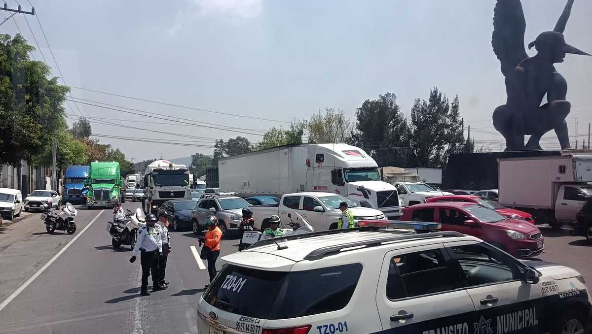 Los taxistas bloquean en tránsito de la México-Pachuca en dirección a la CdMx. Foto: (Especial)