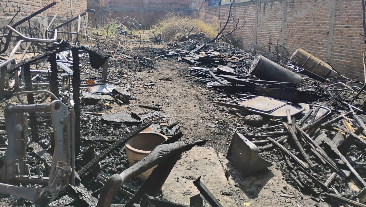 Terminó en cenizas un negocio de tapicería en Zapopan, debido a un incendio (Foto: Gloria Reza)