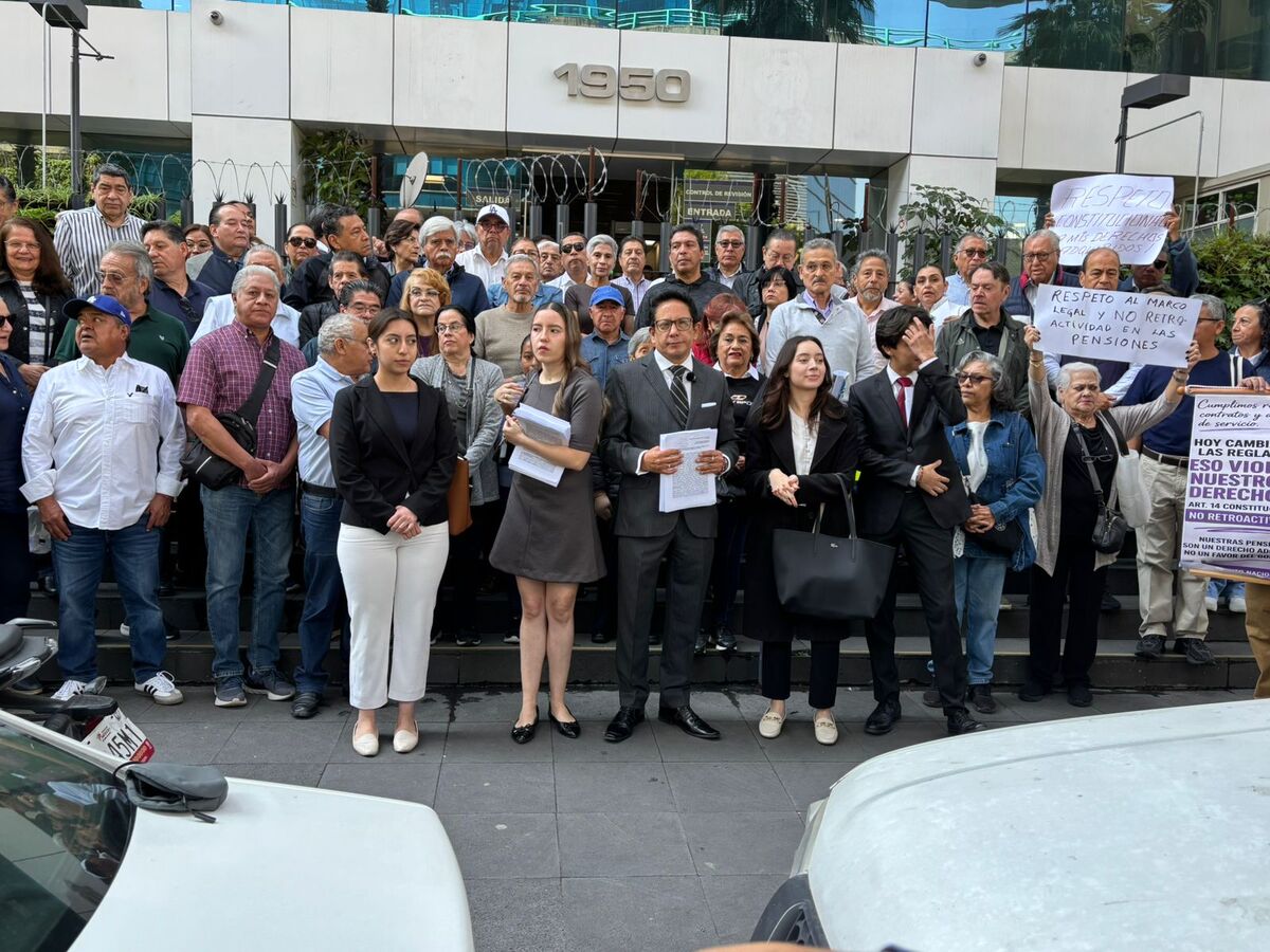Ex trabajadores presentarán más amparos contra la reforma a pensiones doradas. | Especial