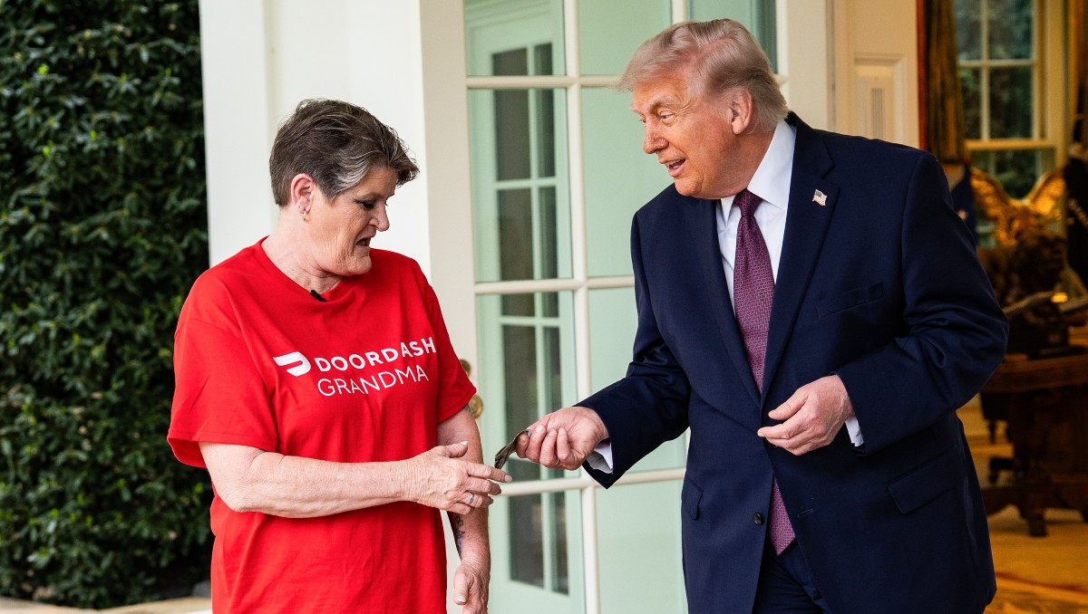 Trump da propina de 100 dólares a repartidora. | EFE