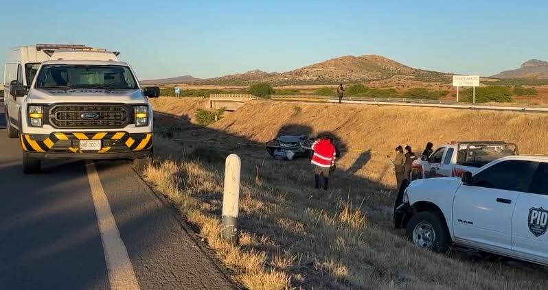 Las víctimas viajaban desde Mazatlán con destino a Gómez Palacio cuando la camioneta salió del camino.| Especial.
