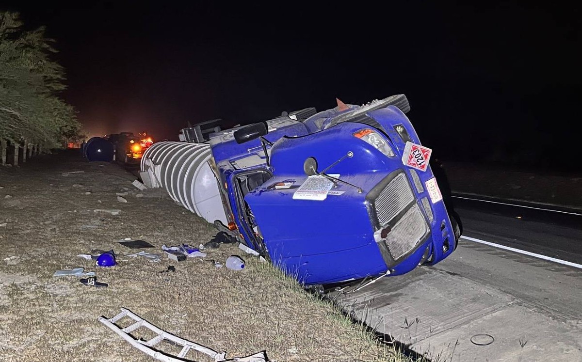 Volcadura de tractocamión sobre la Carretera Federal Villa Manuel-González. (SSP)