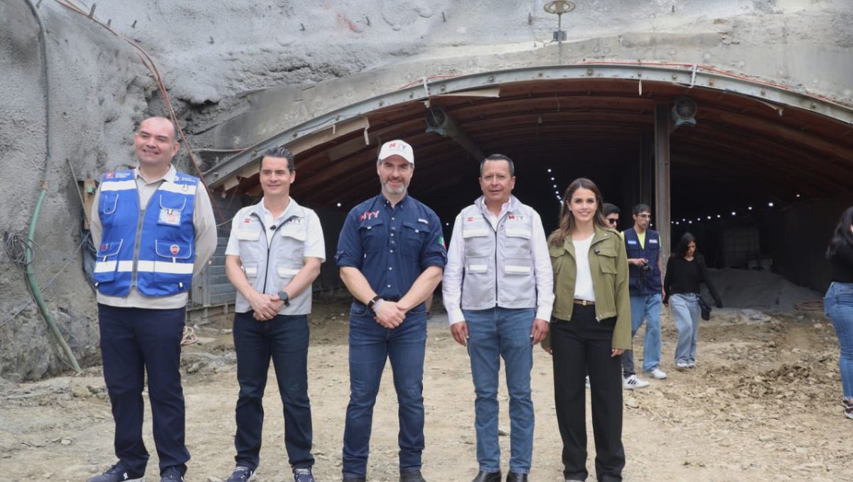 Adrián de la Garza y funcionarios supervisan obras del circuito vial El Huajuco al sur de Monterrey. | Luis Guerra