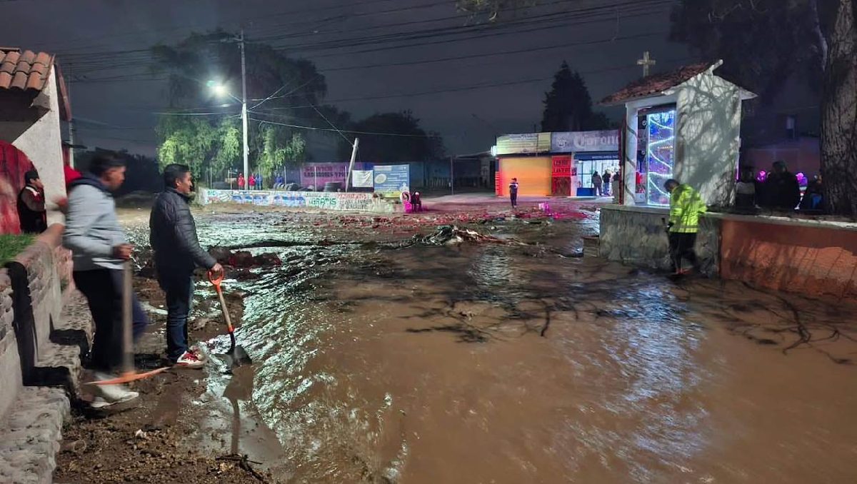 El agua acumulada causó problemas en la movilidad de los habitantes mexiquenses. Foto: (Especial)