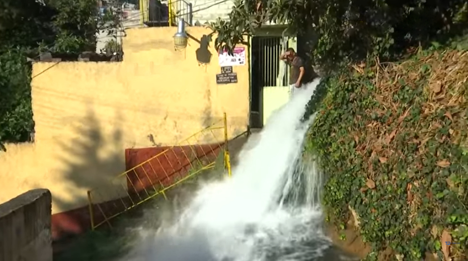 El agua ya a causado afectaciones en viviendas de la colonia Torres de Potrero. | Especial