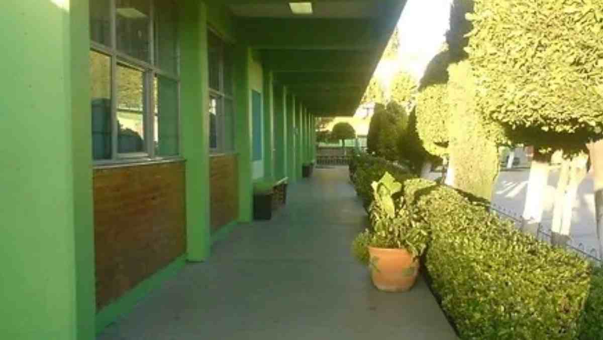 Alumnas del plantel quienes se percataron del hallazgo al interior de los baños. Especial