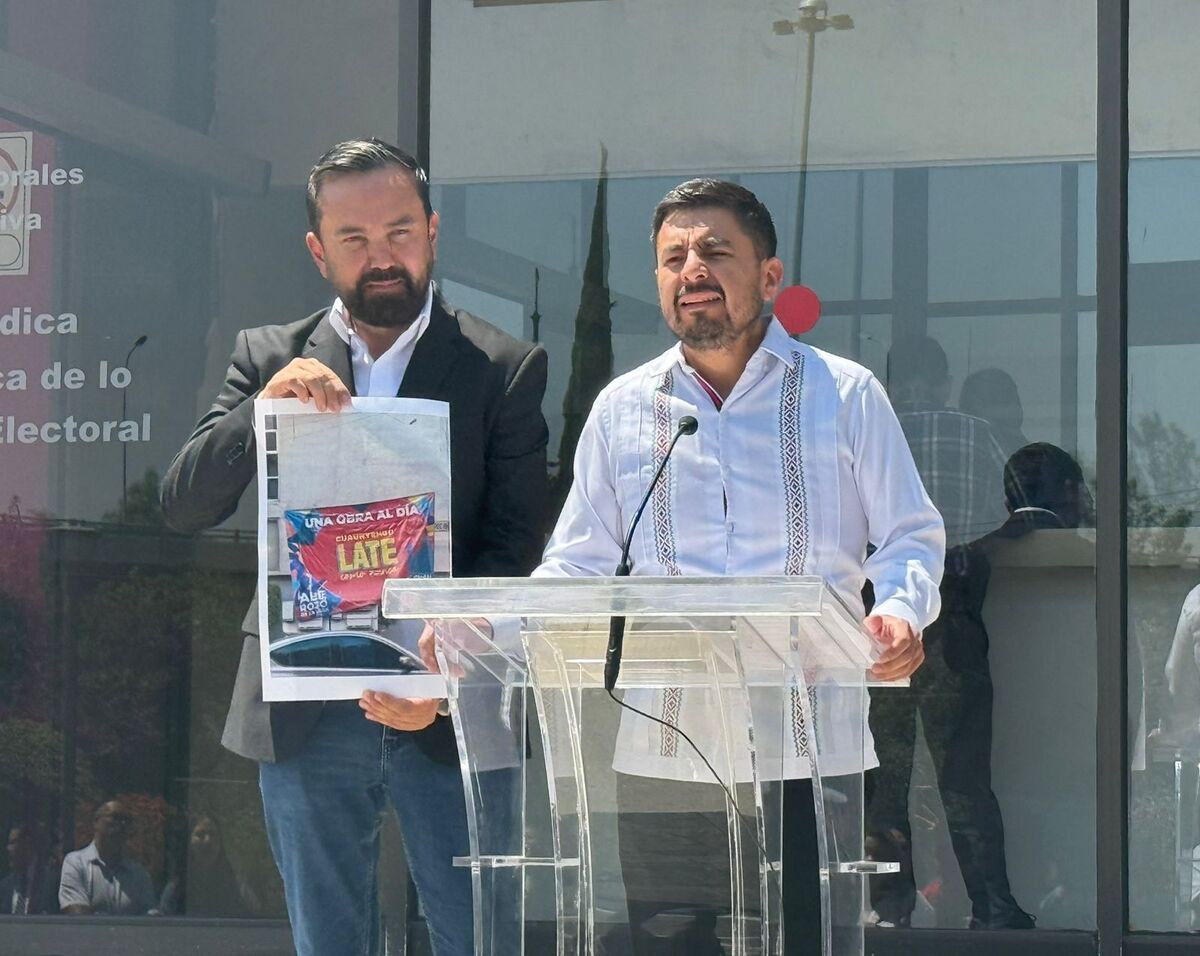 Arturo Ávila, vocero de Morena en la Cámara de Diputados y Guillermo Santiago, representante de Morena ante el INE. | Foto: Armando Martinez