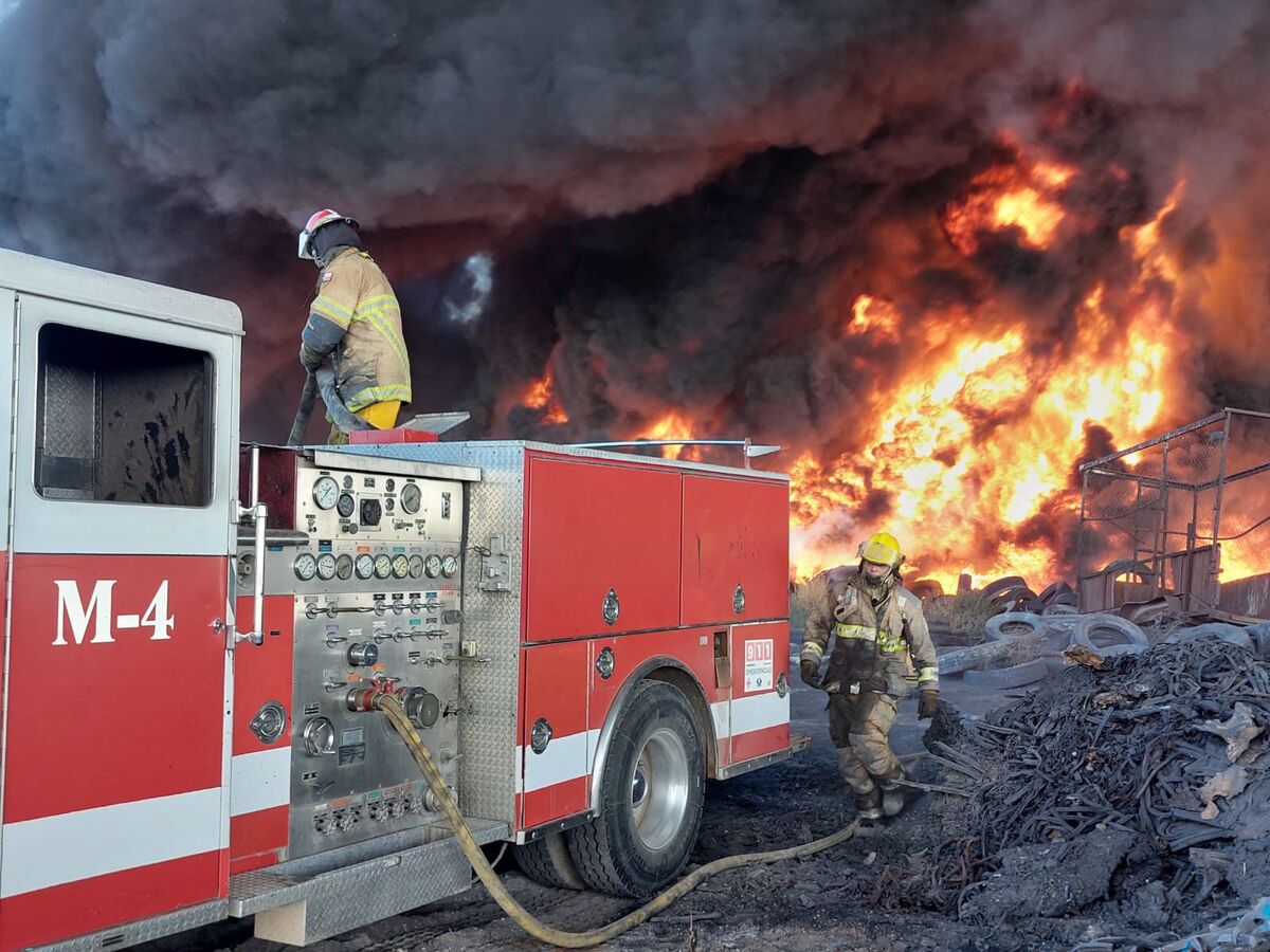 Fue contenido sin personas lesionadas gracias a la labor de bomberos y apoyo de pipas y empresas.| Especial.